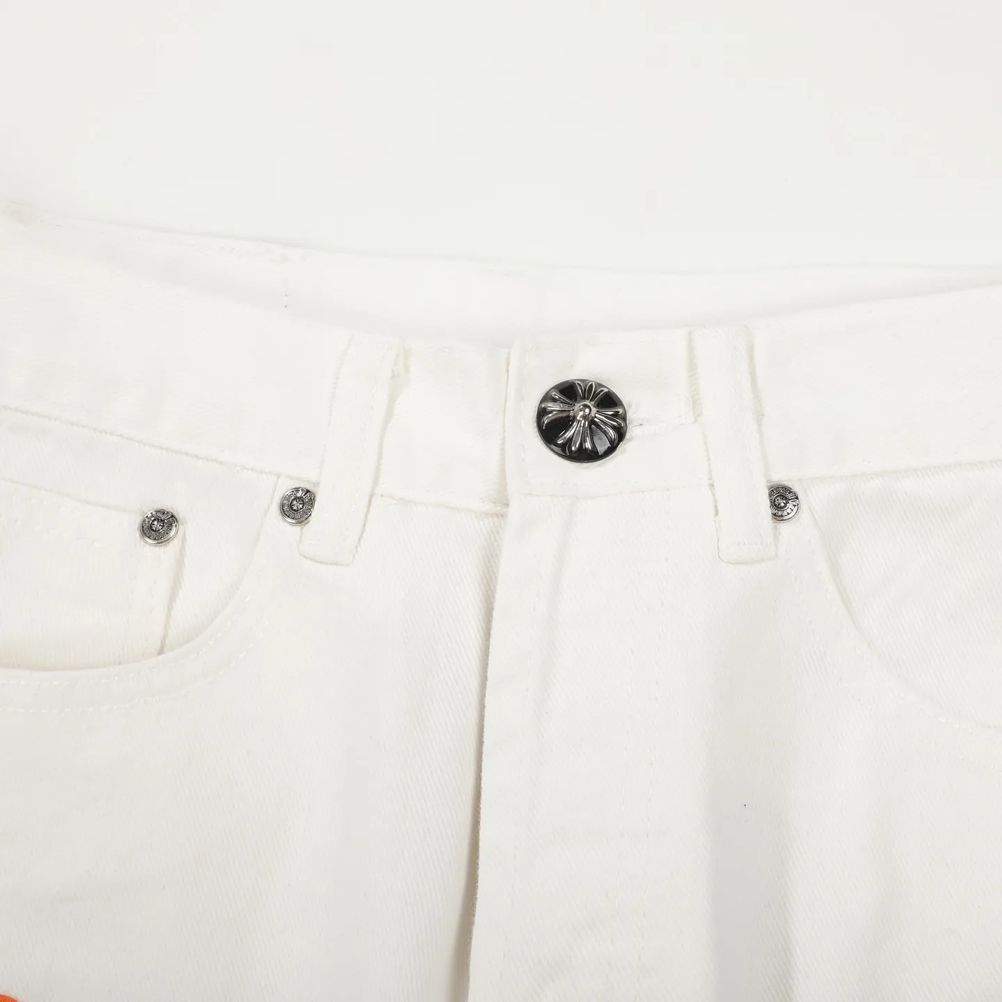 P250 Chrome Hearts｜Chrome Hearts 2025 New Orange Blue Leopard Print Cross Patch Leather Couple Style Washed Loose Jeans. Styles with different wash textures are very friendly to people with thin legs and thick legs. The straight and loose version is very flattering to the leg shape. The moderate length will never go out of style. It is easy to match casually. It is the basic styling foundation for various styles. It is a must-have in the wardrobe! The fabric is stiff but also makes the upper body soft without losing texture. The washing process is even more perfect. It is a must-have item for everyone! ! ! Color: white Size: 28/30/32/34 Waist: 71/76/81/86 Pants length: 98/100/102/104